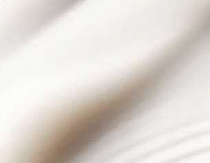 Tissu beige fluide avec une texture douce et legere, creant un effet de mouvement delicat.