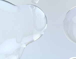 Des bulles de gel translucides flottent sur un fond clair, creant une ambiance legere et aerienne.