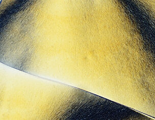 Texture artistique aux nuances de jaune et noir, evoquant des formes fluides et abstraites.