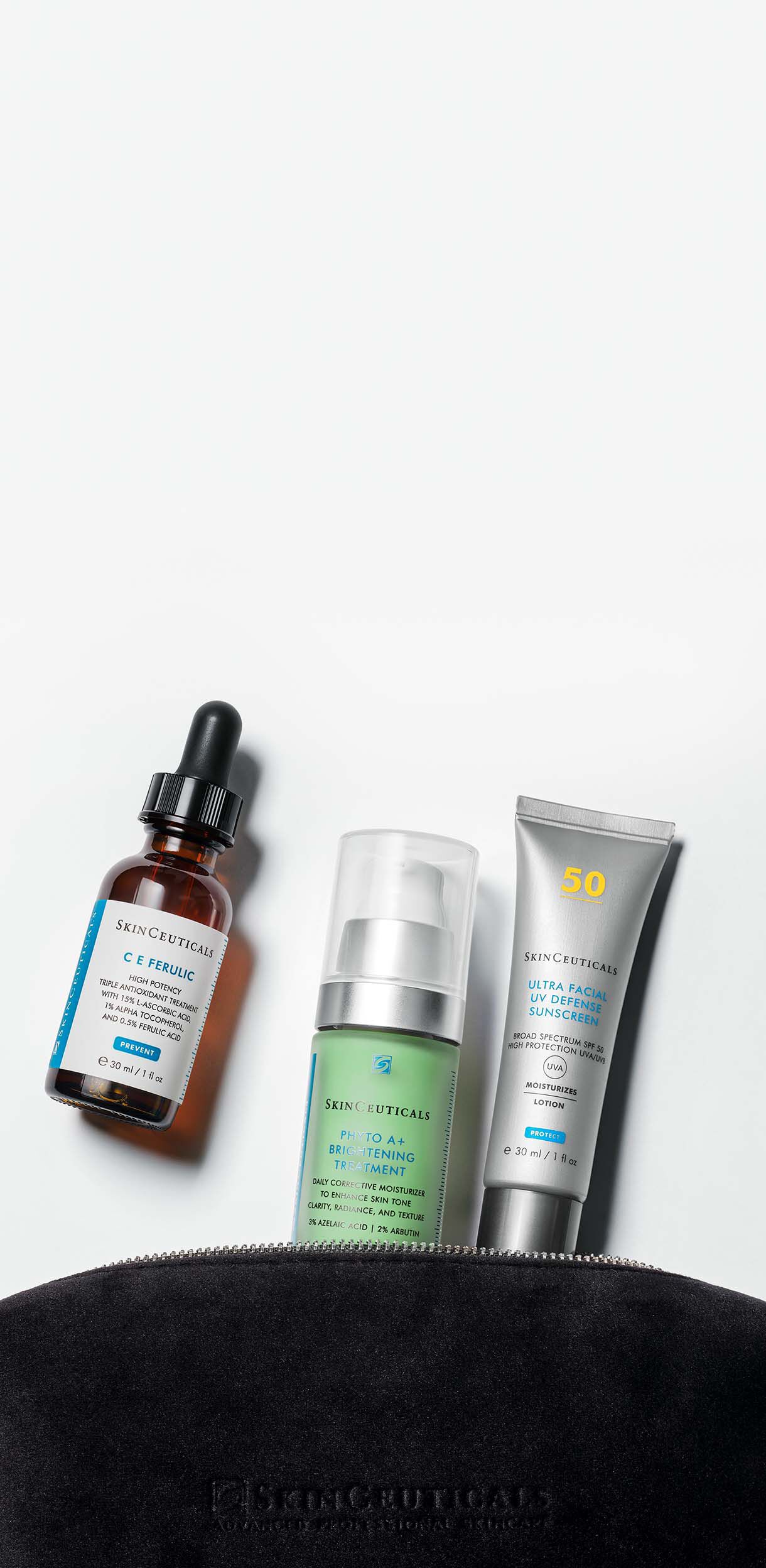 Drie huidverzorgingsproducten van Skinceuticals op een lichte achtergrond, waaronder een serum, een creme en zonnebrandcreme, naast een zwarte toilettas.