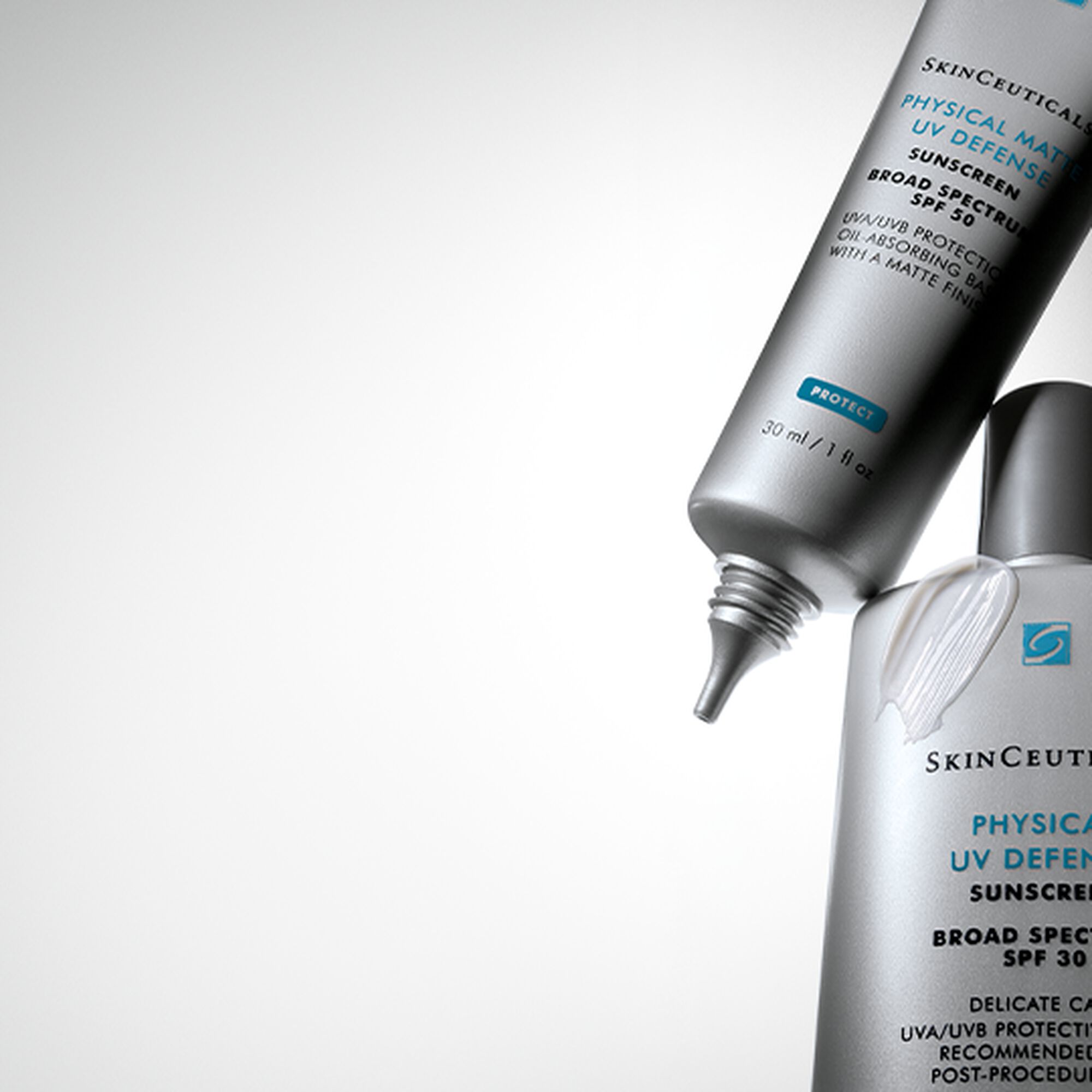 Deux tubes de protection solaire SkinCeuticals UV Defense avec SPF.