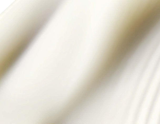 Tissu blanc drape, creant des ondulations douces et elegantes, evoquant legerete et fluidite.