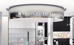 Reception moderne avec le logo SkinCeuticals, a l'amenagement lumineux et elegant, axee sur les soins de la peau.
