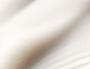 Tissu blanc en mouvement, creant des ondulations douces et une texture legerement floue.