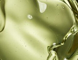 Huile vegetale translucide avec des reflets dores, montrant des textures fluides et legeres.