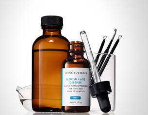 Flacons de soin pour traiter l acne et le vieillissement cutane.