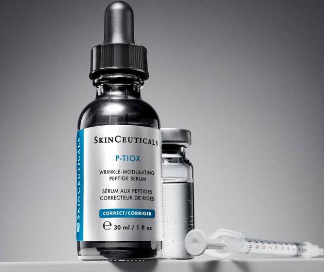 Flesje met het SkinCeuticals P-TIOX serum voor het verminderen van rimpels, met een spuit en een tweede flesje.