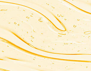 Texture fluide et brillante d&aposun liquide jaune clair, avec des reflets et des bulles d&aposair a la surface.