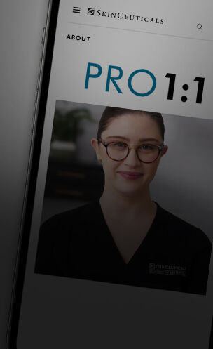 Ecran d'application SkinCeuticals presentant une professionnelle avec des lunettes, prete a expliquer Pro 1:1.