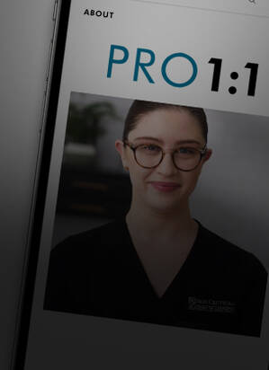 Une femme souriante en blouse noire, presentant un programme sur le site SkinCeuticals.