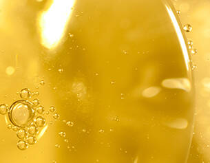 Gros plan sur un liquide dore avec des bulles d'air, evoquant une ambiance petillante et lumineuse.