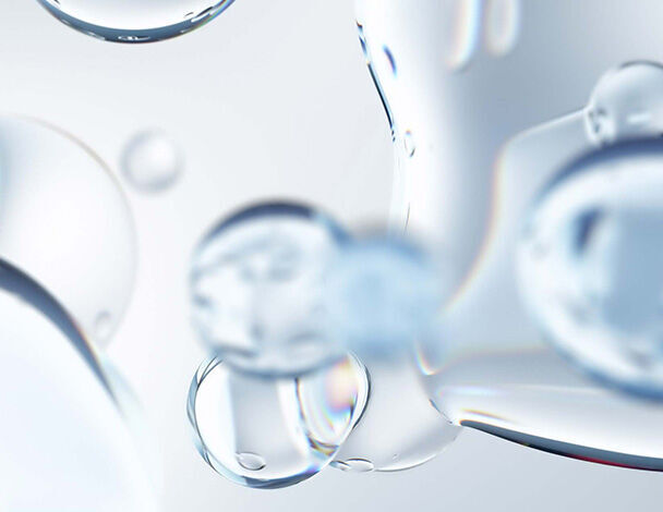 Des gouttes d'eau et bulles transparentes flottent dans un fond clair, creant une ambiance legere et aerienne.