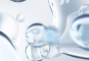 Des gouttes d'eau et bulles transparentes flottent dans un fond clair, creant une ambiance legere et aerienne.