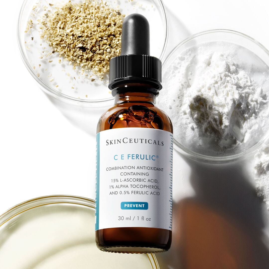 Een flesje met SkinCeuticals C E Ferulic serum, omringd door ingredienten zoals l-ascorbinezuur en ferulazuur, op een witte ondergrond.