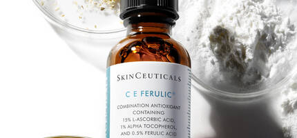 Een flesje met SkinCeuticals C E Ferulic serum, omringd door ingredienten zoals l-ascorbinezuur en ferulazuur, op een witte ondergrond.