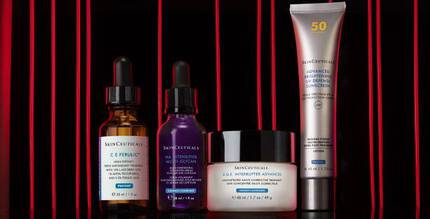 Trois flacons et un pot de soins pour la peau sur un fond blanc.