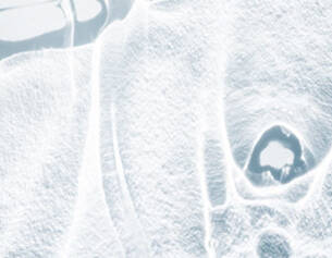 Image abstraite montrant des textures blanches et lumineuses, evoquant des formes organiques et une atmosphere etheree.