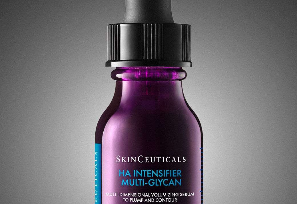 Drie flessen huidverzorgingsserums van SkinCeuticals met pipetten, gelabeld als Silymarin CF, C E Ferulic en Phloretin CF.