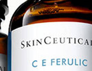 Trois flacons en verre de serum SkinCeuticals C E Ferulic avec une petite fiole a cote.