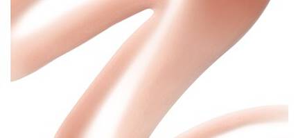 Een golvende lijn van zachte, glanzende teintcreme in een lichtroze kleur.