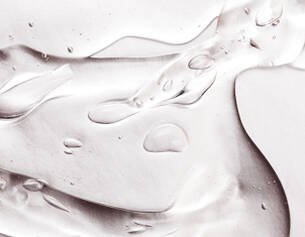 Gros plan sur des gouttes d'eau sur une surface lisse et brillante, creant un effet de transparence et d'elegance.