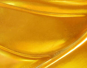 Surface brillante et doree, presentant des ondulations douces et lisses, evoquant la richesse et l&aposelegance.