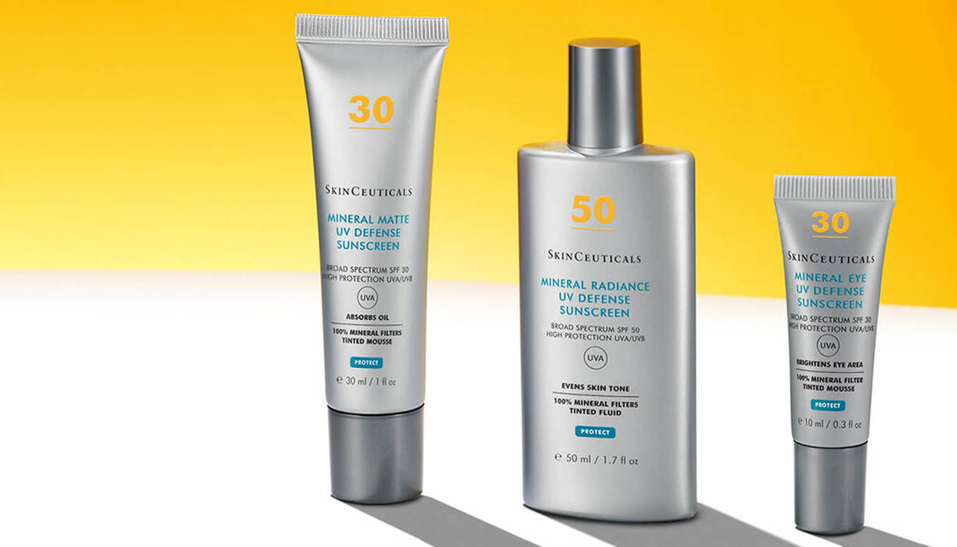 Trois tubes de protection solaire SkinCeuticals sur un fond jaune : un produit mat, un eclatant et un teinte.