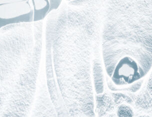 Image abstraite en nuances de blanc, presentant des textures fluides et organiques evoquant des formes naturelles.