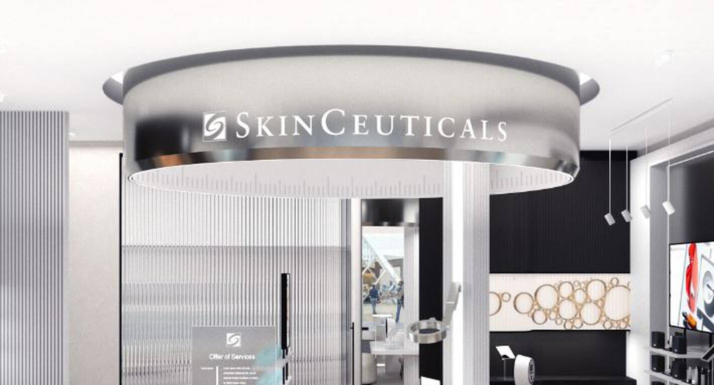 Een moderne winkelinterieur met een grote, ronde signalisatie van SkinCeuticals aan het plafond.